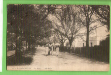 LA ROCHELLE. carte postale ancienne  cpa /le Mail/petite animation