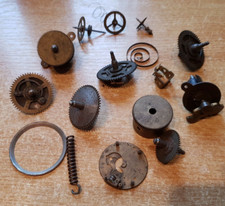 Lot pièces horlogerie divers :  tiges, roues, ressorts, rouages visserie lot n46