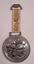 MEDAILLE TABLEAU en ETAIN Thème COUPE DE FRUITS Décoration Murale