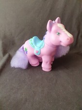 Grand poney à coiffer violet et rose avec selle bleue H 27 cm
