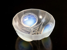 Vase Design Ernest Marius Sabino Époque 1930 Verre Opalescent Art Déco France