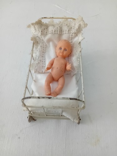 Petite poupée ancienne - poupée,