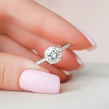 Bague de fiançailles blanche