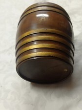 Ancien pot tonnelet en bois avec couvercle – cerclages dorés – style rustique