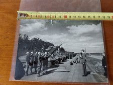 PHOTO ARGENTIQUE  MINISTERE DES ARMEES GENERAL DE GAULE SALUANT DRAPEAU REGIMENT