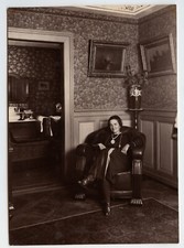 Portrait intérieur logement femme assise fauteuil  Ancienne photo an. 1920