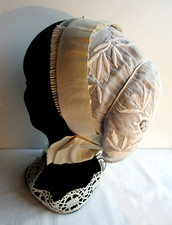 Ancienne coiffe poitevine en dentelle blanche sur tête de mannequin de velours