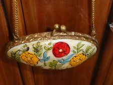 Ancien porte monnaie aumônière en nacre polychrome décor de fleurs + sa chaine
