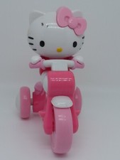 FIGURINE PVC PLASTIQUE HELLO KITTY EN TRICYCLE