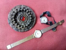 2 Anciennes Montres De Femmes + une Grande Boucle De Ceinture Ronde En Métal 