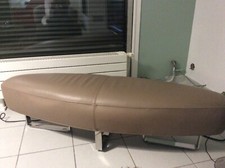 banc en cuir Beige pieds métal de marque Steiner. 140 x40 x 40. Excellent état 