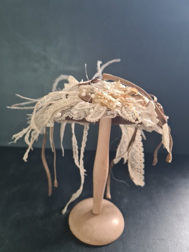 Chapeau décoré pour poupée