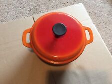 Ancienne cocotte en fonte ronde art de la table (rouge orange) (no Creuset)