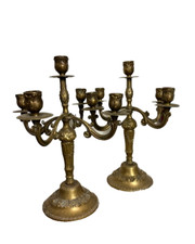 Lot de 2 chandeliers style Louis XV en bronze avec motifs 5 branche bronze.
