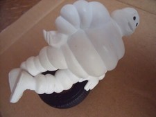 figurine Bibendum Michelin avec pneu