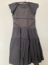 robe grise corsage brodé et