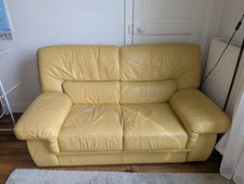 A donner : canapé cuir jaune deux places très confortable 
