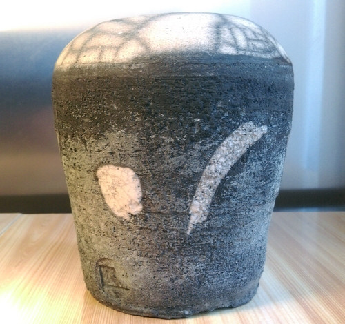 Vase raku signé à - vase, en