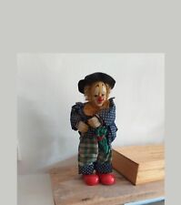 Clown musical articulé, il bouge et joue de la musique