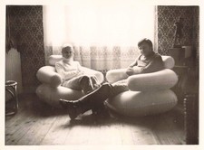 ANCIENNE PHOTOGRAPHIE COUPLE FAUTEUILS VINTAGE JOLIE PRISE DE VUE A LA MAISON