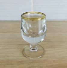 1 verre à liqueur à pied