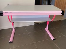 Bureau inclinable et réglable en hauteur. Structure métallique.