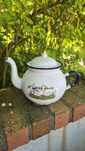 Théière émaillée vintage
