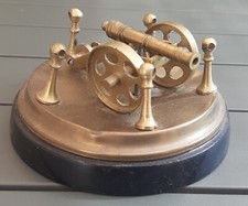 Petit Canon de bureau décoratif en laiton monté sur socle bois Amiral R. RBFM