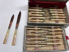 Service de 24 couteaux en inox