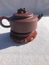 THEIERE chinoise  en terre cuite argile de Yixing sur socle en bois