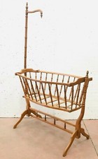berceau à bascule en hêtre bambou avec la flèche. XIX siècle .