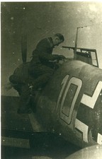 WW2..Pilote allemand montant dans avion Messerschmitt Bf 109 monomoteur