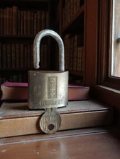 Cadenas ancien en laiton avec