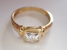 Bague VINTAGE sertie oxyde de zirconium  or 18 carats 750/1000ème 18k