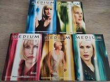 * MEDIUM Intégrale des saisons 1 à 5 -  5 coffrets DVD ( les DVD  sont en TBE )
