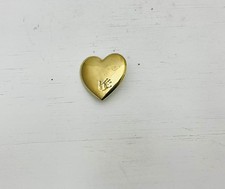 The Variety Club broche coeur métal doré avec petite empreinte de main 2,5 cm