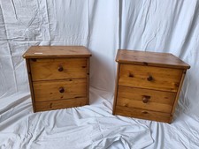 Lot de deux tables de chevet en bois avec deux tiroirs