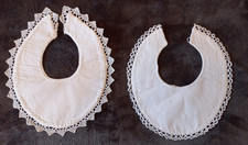 2 Bavoirs anciens bébé, piqué de coton, dentelle au crochet et fuseau (38)