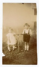 PHOTO snapshot amateur, trike tricycle jouet ancien vintage toy