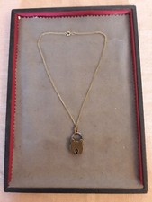 ANCIEN PENDENTIF FANTAISIE CHAINE ( PLAQUE OR ? ) CADENAS CUIVRE NE S OUVRE PAS 