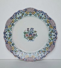 Assiette à bord contourné faïence de Rouen décor d´une corbeille fleurie 18ème