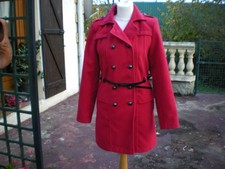 manteau rouge en lainage avec