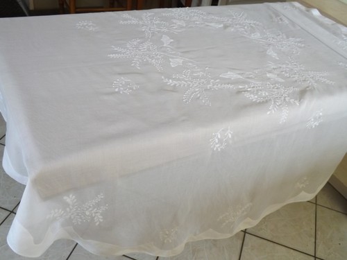 Service brodé nappe ronde - brodé,,