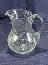 Biot, signé - Petit broc / pichet en verre bullé couleur verte pale - H. 15.5 cm