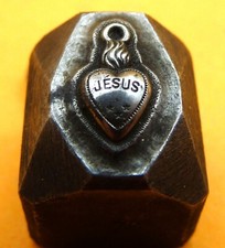Ancienne matrice /poinçon outil ( A2280)80g Coeur Jesus