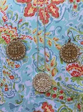 Collier rond argenté Mikey serti boucles d'oreilles dorées cristal bling 