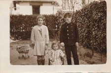 Snapshot enfants filles garçon landeau poupée jouet vernaculaire maison mode