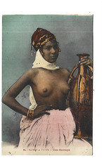 MAURESQUE AUX SEINS NUS