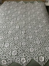 Jeté de lit, canapé,  ancien en coton crochet d'art - 180 cm x 170 cm ( L 84)