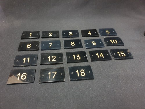 Lot numéros porte - 18, de
